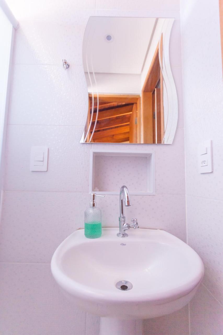 Suíte com Cama King-size e Vista da Piscina